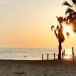 Vacation Vibes - Modern In Near Sea 골렘